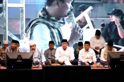 Bekasi Bershalawat Gema di HUT ke-29, Ribuan Warga Padati Plaza Patriot Bersama Tri Adhianto dan Ustadz Solmed