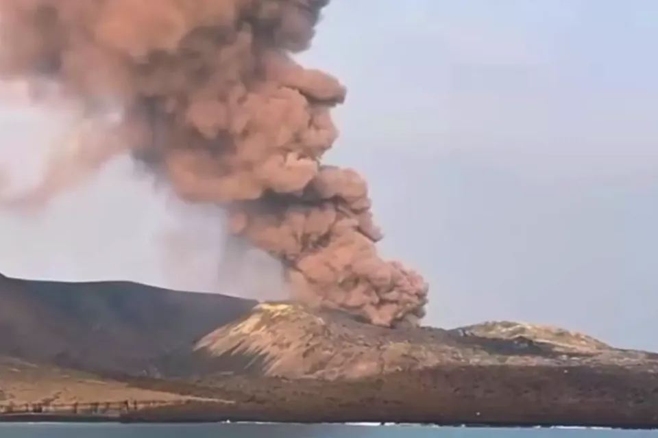 Gunung Anak Krakatau Masih Siaga Hari Ini, Asap Kawah Membumbung 100 Meter, Warga Dilarang Mendekat
