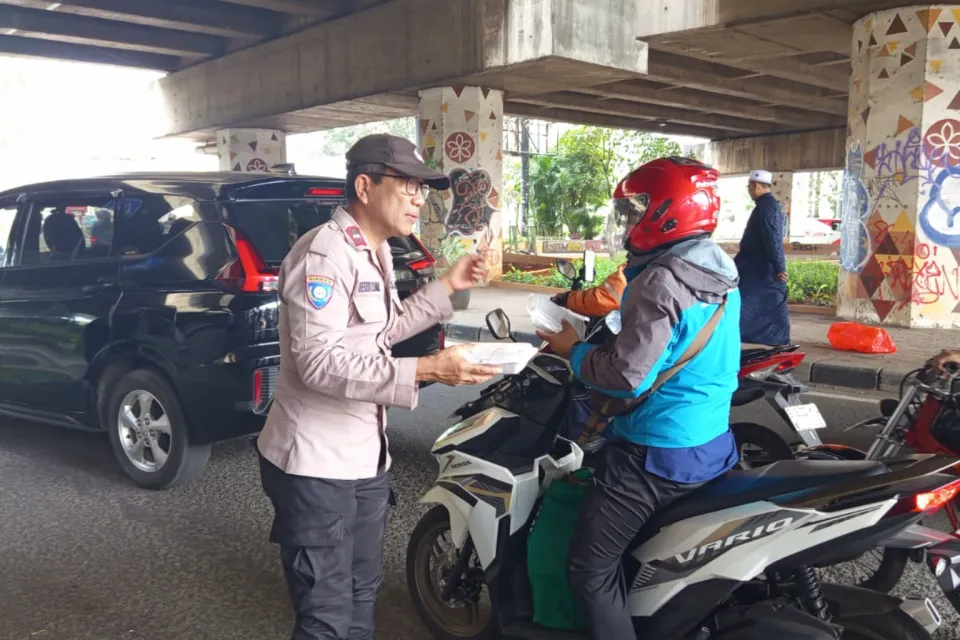 Terbaru Bhabinkamtibmas Jatiwarna Bersama Tokoh Masyarakat dan P3M Gelar Jumat Berkah, Bagikan 150 Nasi Box 