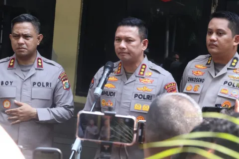 Terbaru Polda Metro Jaya Luruskan Temuan 996 Benda Mirip Senjata di Yayasan Jaksel, Hanya 1 Senjata Api