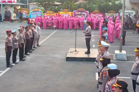 Kapolres Metro Bekasi Kota Pimpin Kenaikan Pangkat 72 Personel Polri dan 4 PNS, Tegaskan Dedikasi