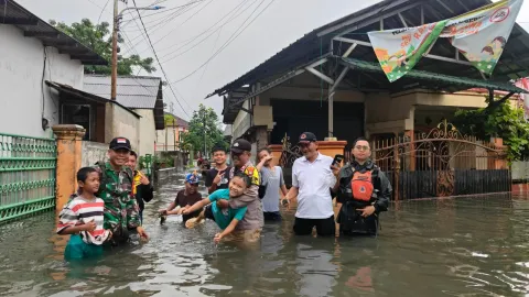 Curah Hujan Tinggi Picu Luapan Kali Alam, Polsek Medan Satria Bersama Tiga Pilar Siaga Evakuasi Warga Kalibaru