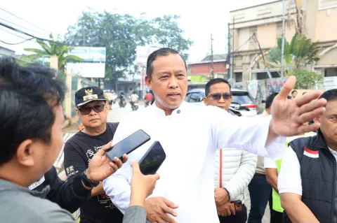 Abu Vulkanik Anak Krakatau Capai Bekasi, Tri Adhianto Minta Warga Waspada