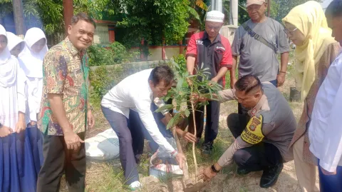 Bhabinkamtibmas dan Babinsa Tanam Pohon di SMPN 38 Bekasi Dukung Adiwiyata Nasional