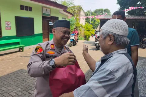 Kapolsek Bekasi Barat Kunjungi Warga Sakit dan Lansia, Salurkan Bantuan Sembako