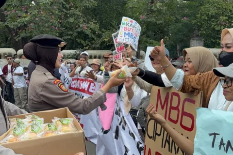 Polwan Negosiator Polda Metro Jaya Turun Langsung Layani Massa Aksi di Monas, Pendekatan Humanis Jadi Sorotan