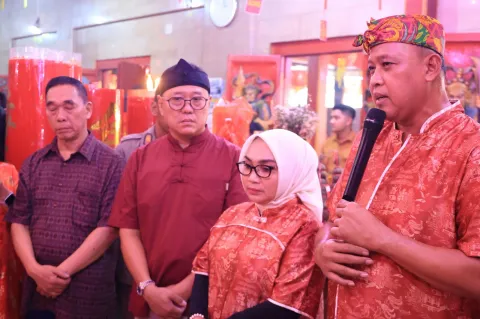 Wali Kota Bekasi Tri Adhianto dan Ketua TP PKK Rayakan Kebersamaan di Kelenteng Hok Lay Kiong