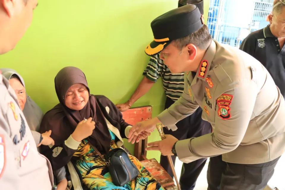TERUNGKAP Kronologi Kecelakaan Maut Truk di Depan Unisma Bekasi Hari Ini, Kapolres Kusumo Wahyu Bintoro Jenguk Korban dan Beri Santunan